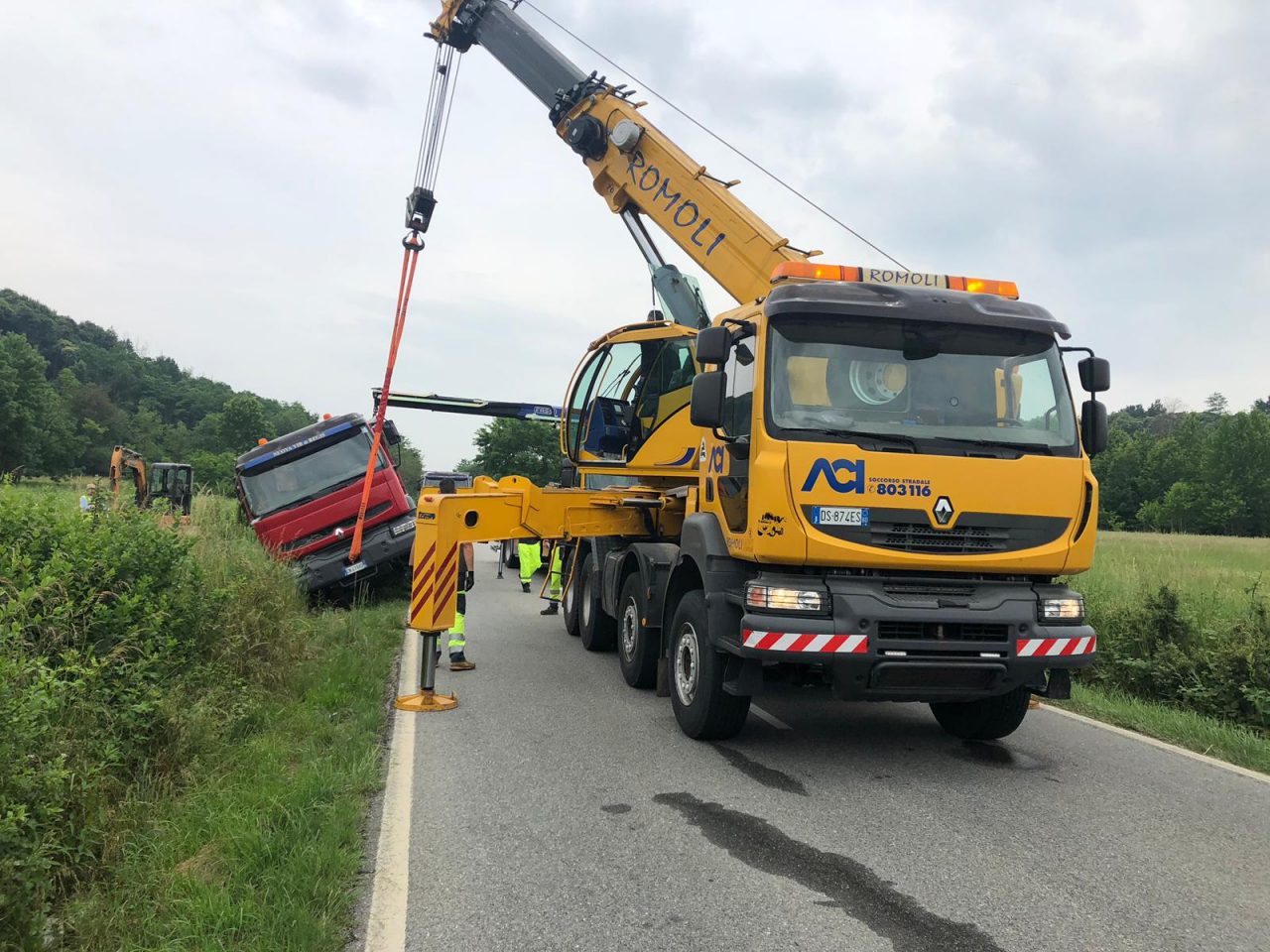 Camion si ribalta su di un fianco, illeso il conducente