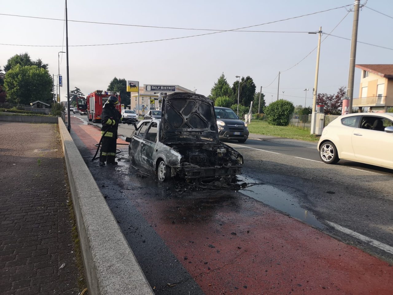 Macchina in fiamme in via Re Arduino: donna illesa