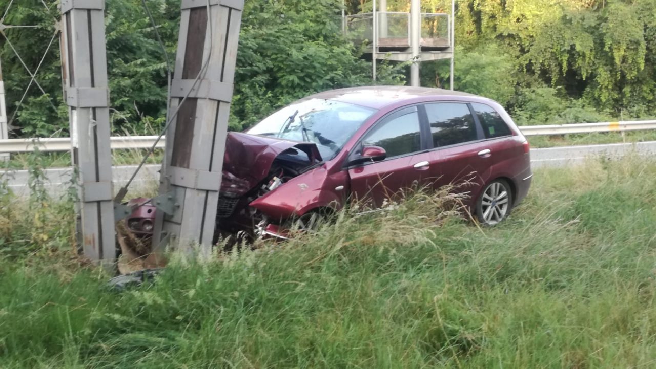 Schianto sulla circonvallazione di Rivarolo: 55enne ferito