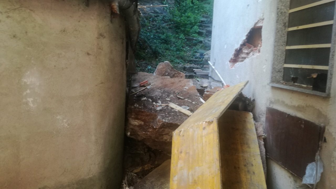 Massi contro casa a Locana, evacuate 8 persone in frazione Roncaglie