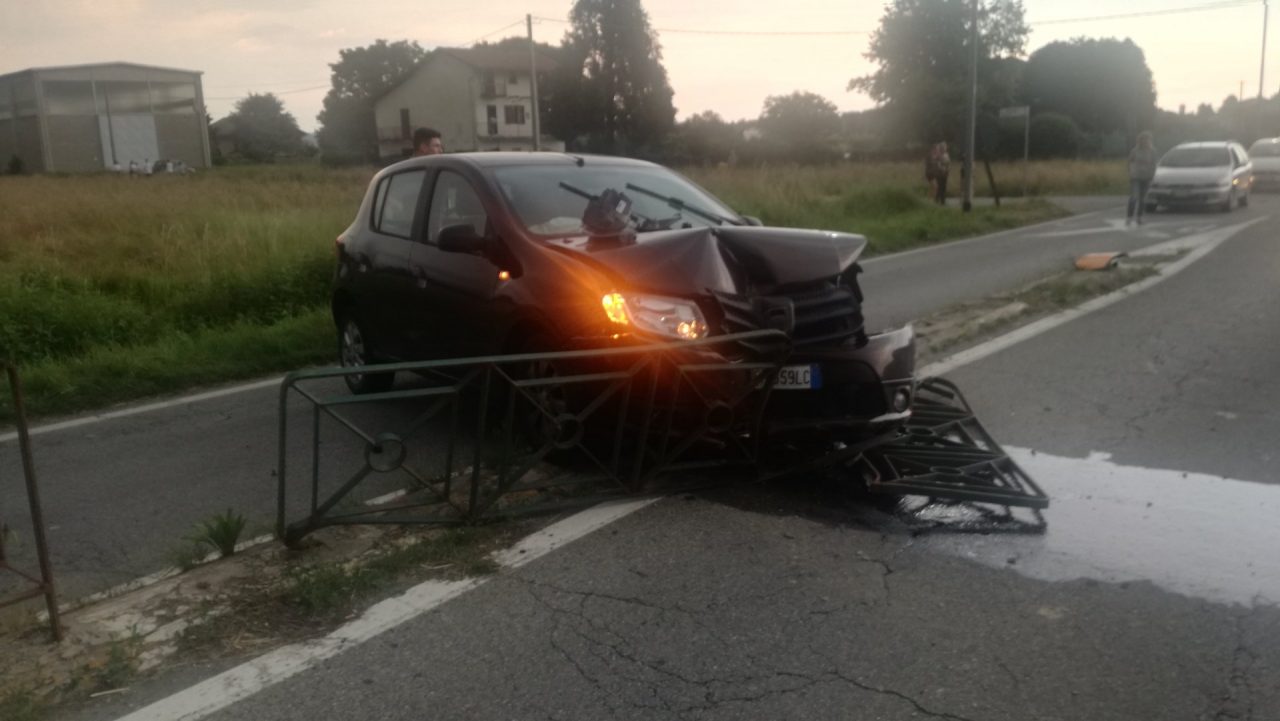 Contro lo spartitraffico con la macchina, giovane incolume