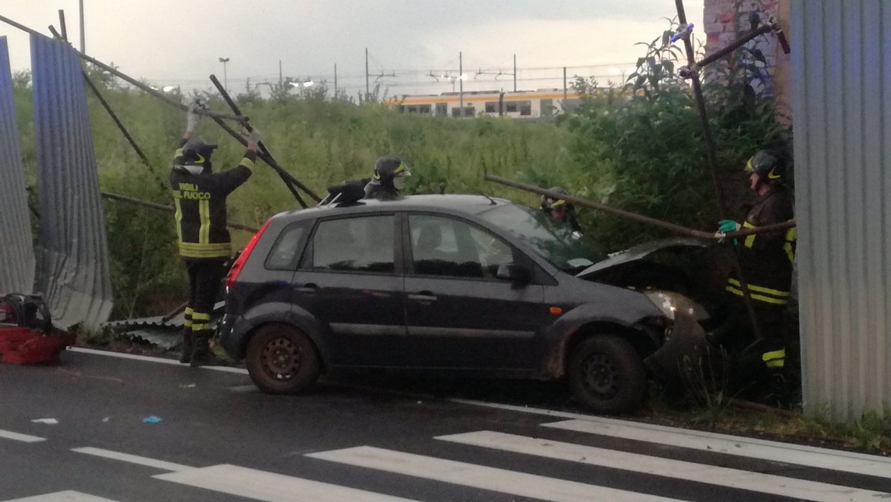 Auto fuori strada a Rivarolo: mamma e figlio feriti