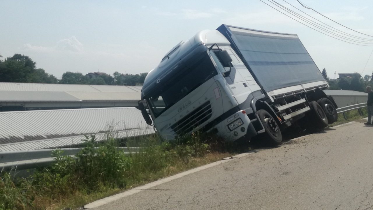 Camion in bilico sul ciglio della strada: traffico difficoltoso a Feletto