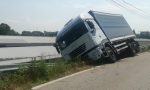 Camion in bilico sul ciglio della strada: traffico difficoltoso a Feletto