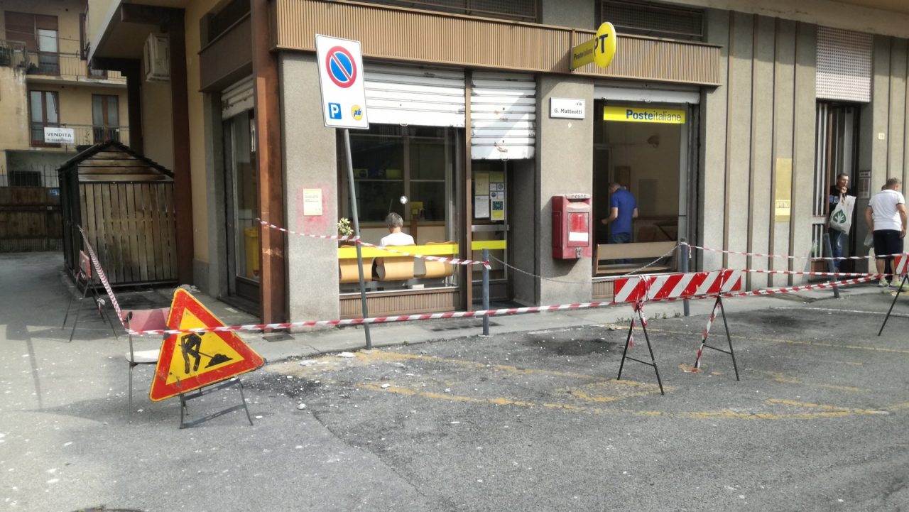 Si staccano dei calcinacci dal cornicione, nessun ferito