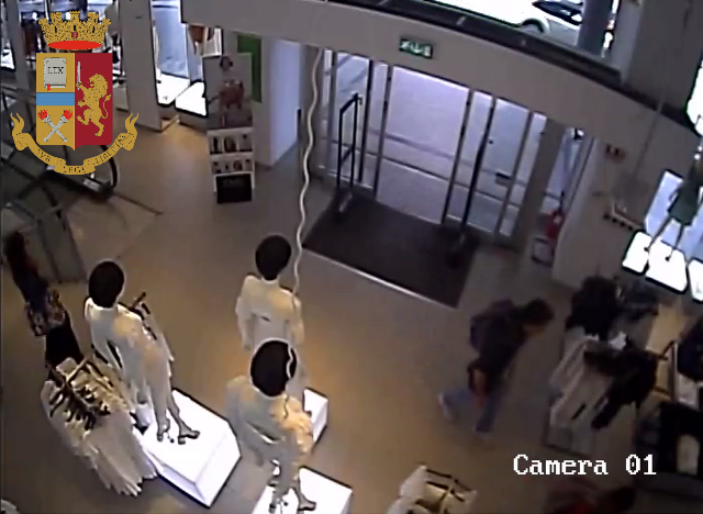 Ladro colpisce la stessa catena di abbigliamento: arrestato