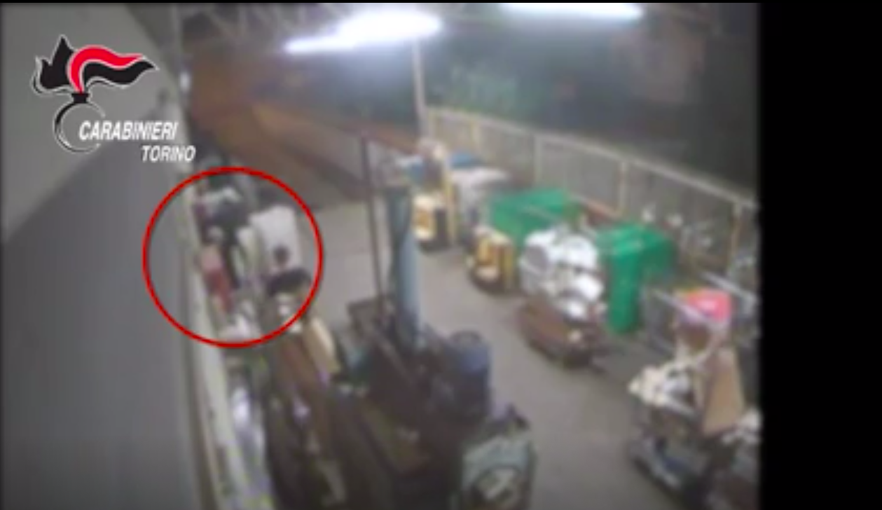 Arrestati in diretta mentre svaligiano un supermercato. IL VIDEO