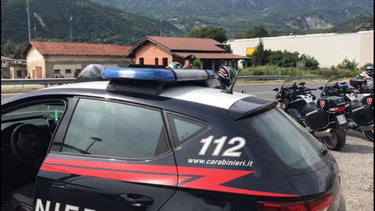 Sfondano a colpi di ascia una vetrina e rubano tre orologi
