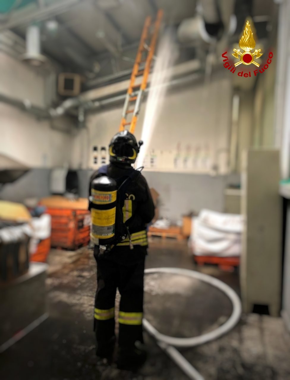 Grave incendio nei condotti d’aspirazione di un impianto industriale, i soccorsi LE FOTO