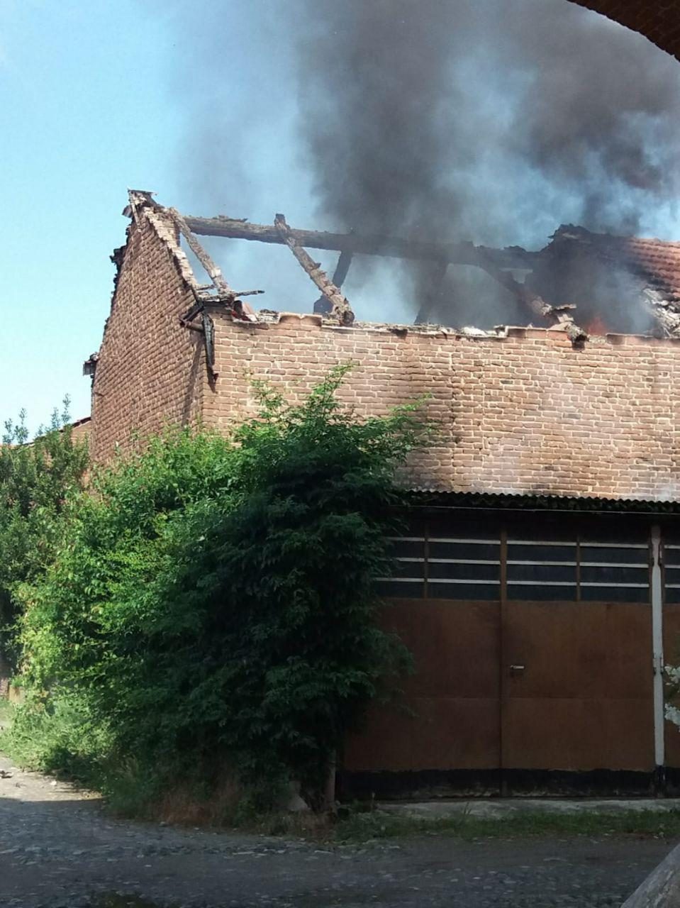 Fienile in fiamme a Caselle in zona Prato Fiera