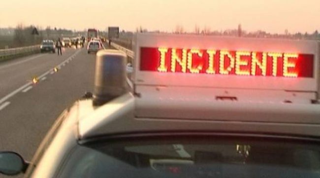 Incidente sulla A5 a Lessolo: furgone distrutto nello scontro con un camion, illeso il conducente