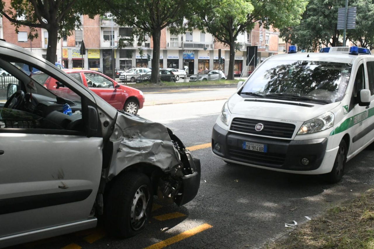 Schianto tra moto e Scudo: due motociclisti in ospedale