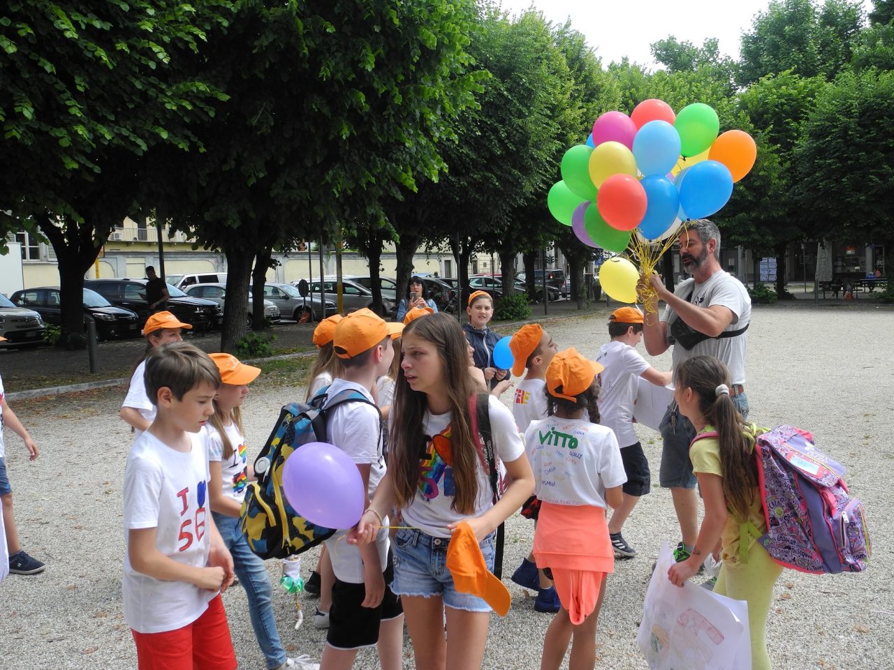 Ciriè: lancio di palloncini nel viale, gli alunni della «Fenoglio» hanno festeggiato la fine della scuola | VIDEO