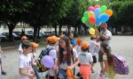 Ciriè: lancio di palloncini nel viale, gli alunni della «Fenoglio» hanno festeggiato la fine della scuola | VIDEO