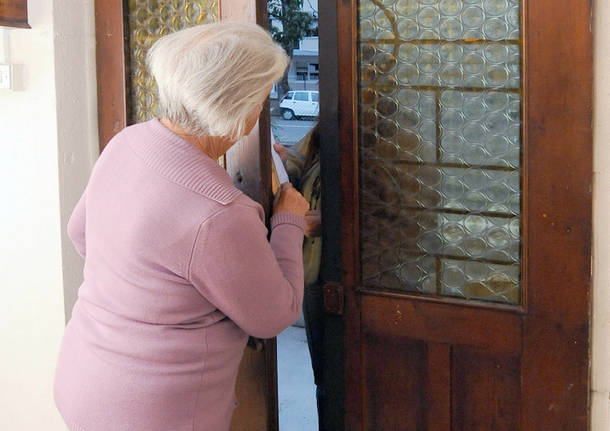 Pensionata afferra una pala e mette in fuga il truffatore