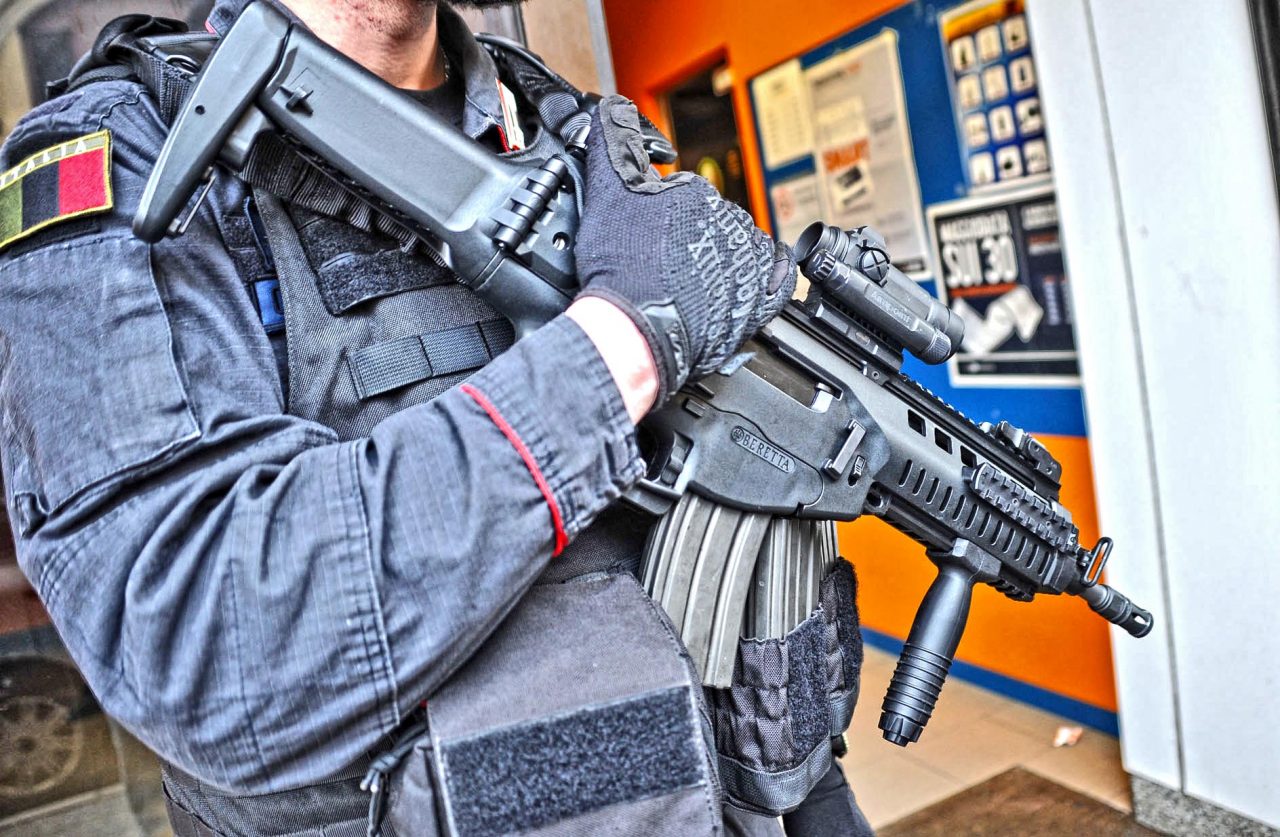 Tre colpi di pistola in strada a Torino