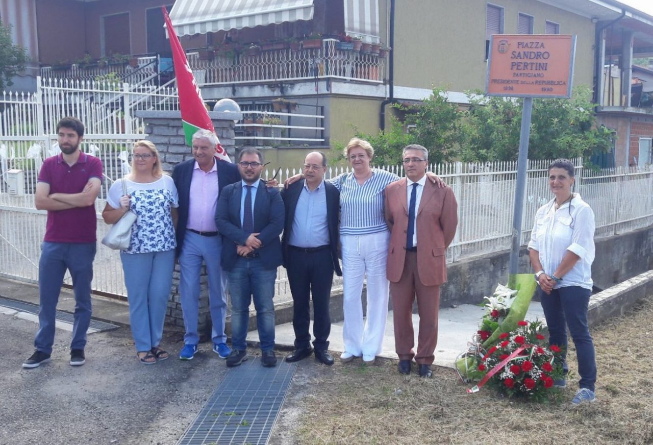 Inaugurata a Castellamonte la targa ceramica di piazza Pertini