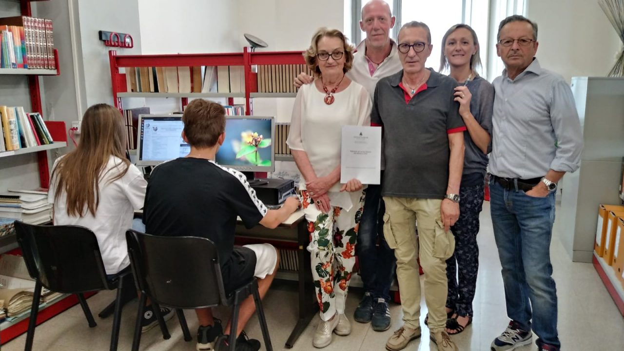 Volontari al lavoro per una biblioteca di Cuorgnè da sogno