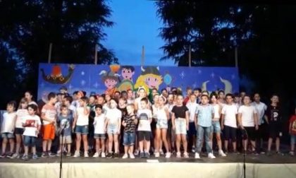 Tutti sul palco per lo spettacolo di chiusura dell'estate ragazzi a Forno