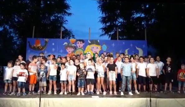 Tutti sul palco per lo spettacolo di chiusura dell’estate ragazzi a Forno