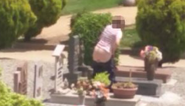 Urina sulla tomba della madre dell’ex fidanzato. IL VIDEO