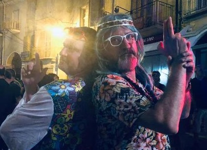 Pezzetto in costume hippie: piovono le critiche e lui risponde