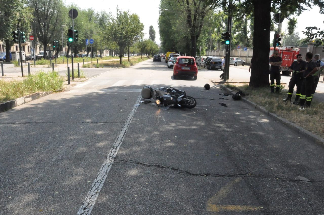Vespa tampona auto, centauro è in prognosi riservata