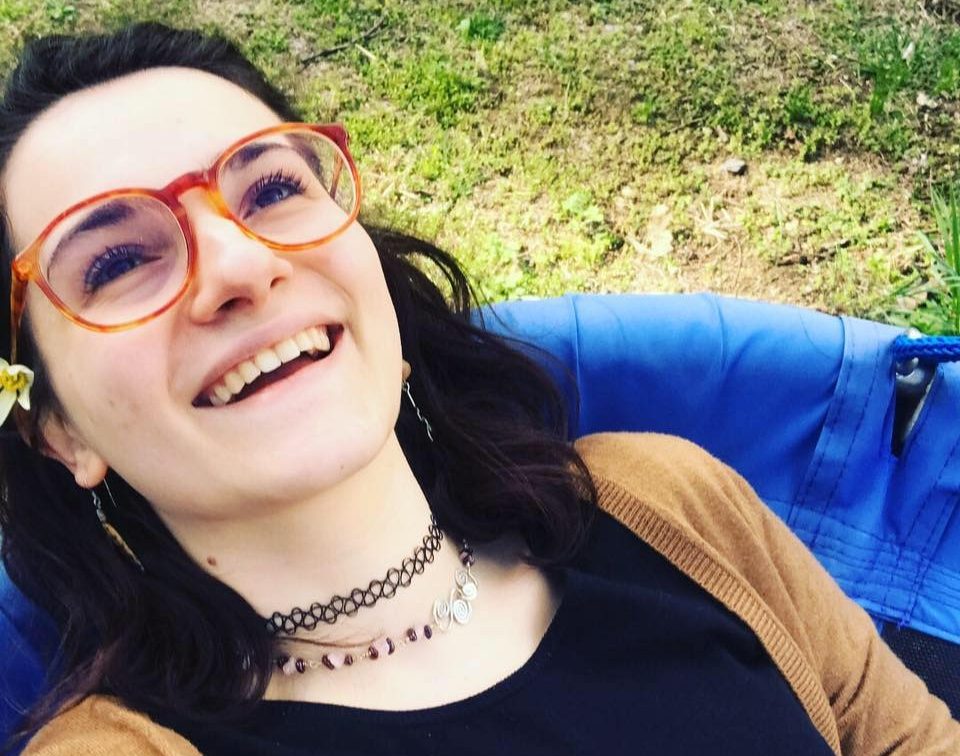 Elisa Bonavita, sala gremita per l’ultimo commosso saluto alla giovane stagista | VIDEO