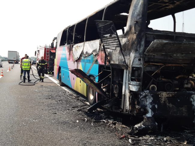 Incendio sulla A4 all’altezza di Volpiano: in fiamme la navetta dell’outlet | FOTO