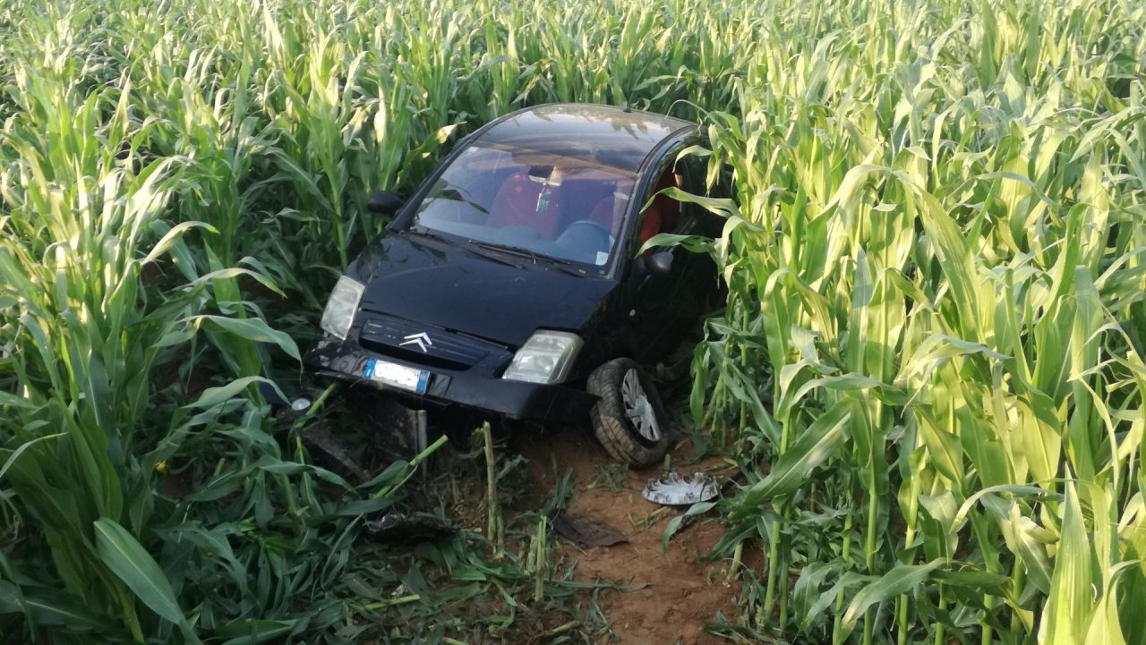 Esce di strada con la macchina, giovane di Favria illesa