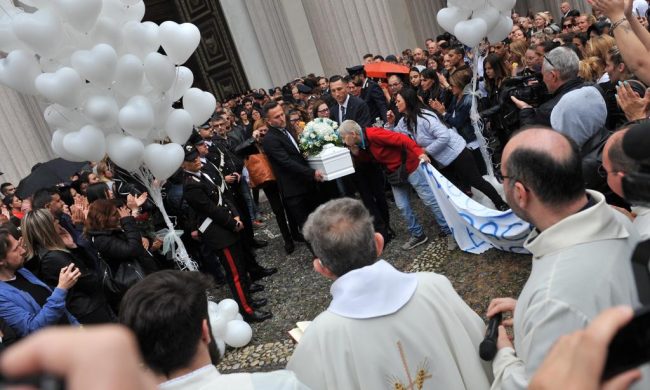 Bimbo di due anni picchiato a morte: sui cellulari dei genitori foto di percosse