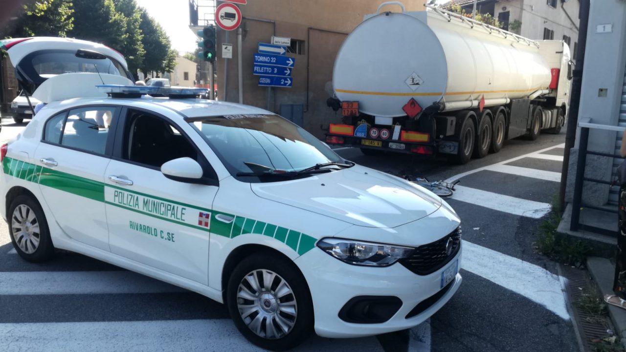 Incidente mortale a Rivarolo: camion investe una ciclista | FOTO