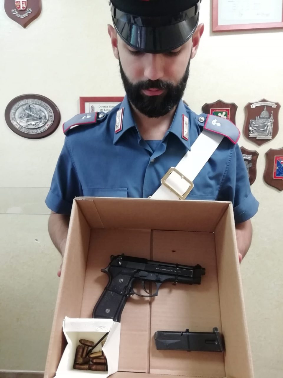 Armato di pistola si presenta all’appuntamento con la ex, arrestato