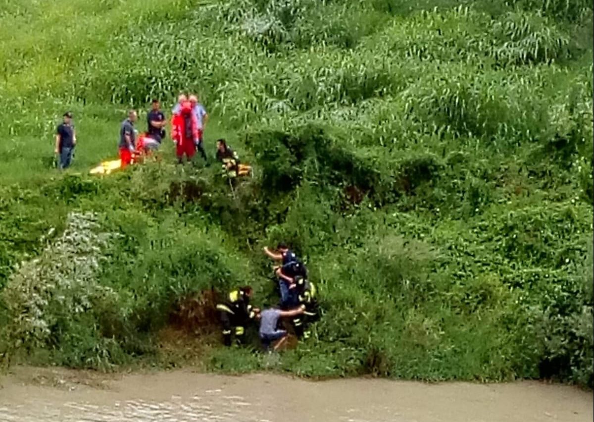 Tenta il suicidio nella Dora a Ivrea, salvato dalla municipale