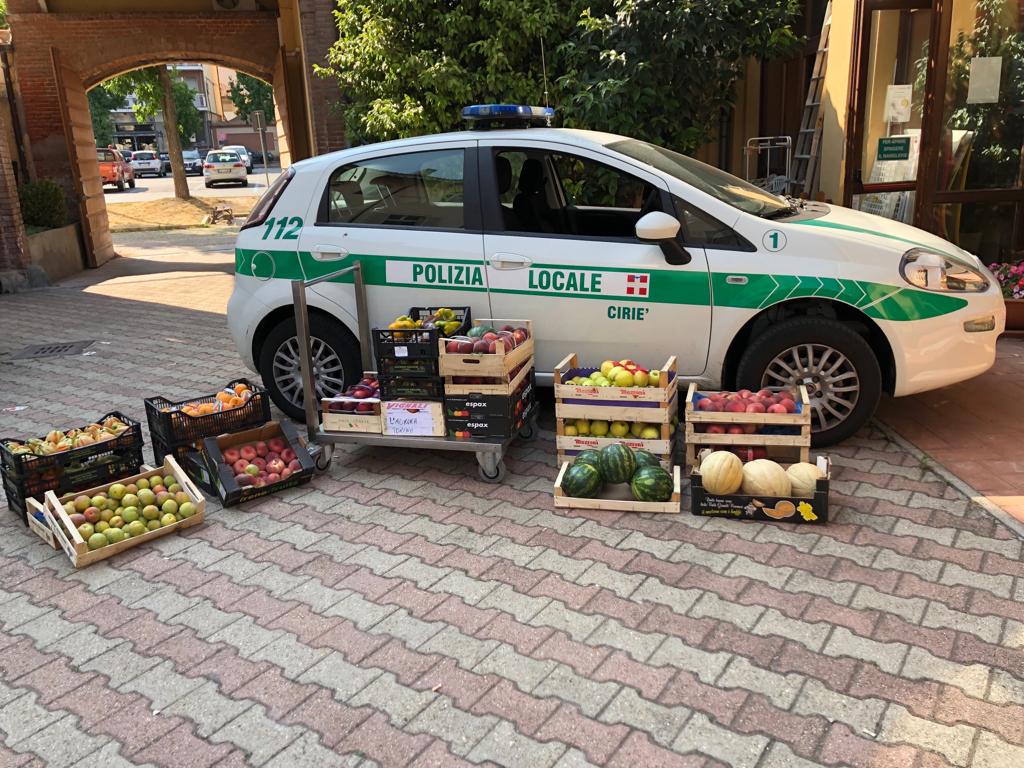 Sequestrata frutta e verdura, venditore abusivo multato