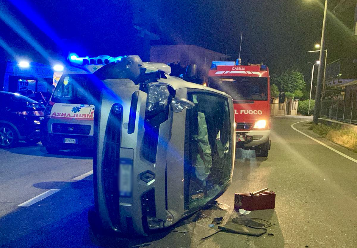 Auto si ribalta madre e figlia ferite