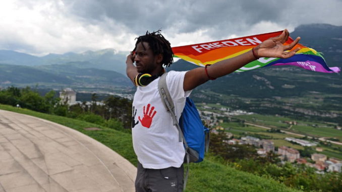 Restiamo umani: In marcia con John Mpaliza per difendere i diritti di tutti