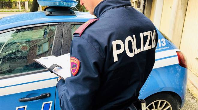 Lasciato fuori da un locale perché ubriaco, aggredisce il titolare