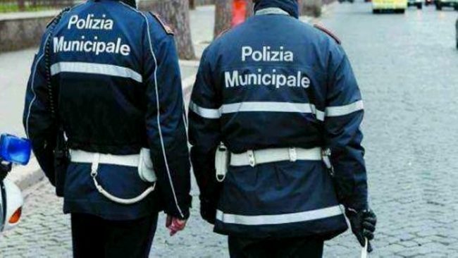 Anziano si masturba sul balcone denunciato