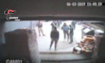 Spedizione punitiva in negozio cinese, 5 nomadi arrestati | VIDEO