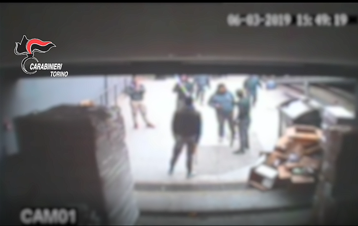 Spedizione punitiva in negozio cinese, 5 nomadi arrestati | VIDEO