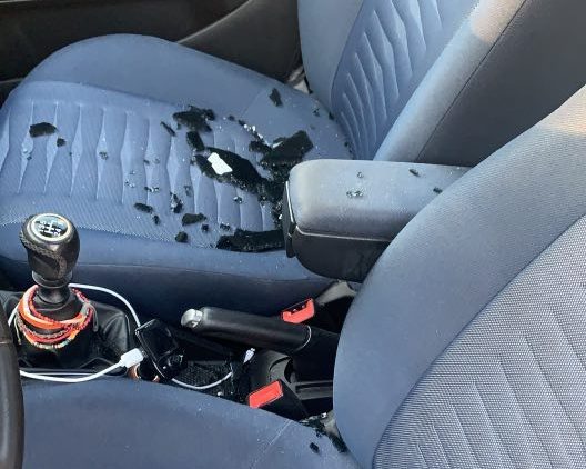 Un sasso gettato dal cavalcavia gli sfonda il tettuccio, vivo per miracolo