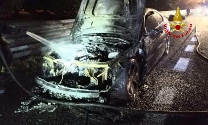 Auto in fiamme sull'A4, salva famiglia torinese
