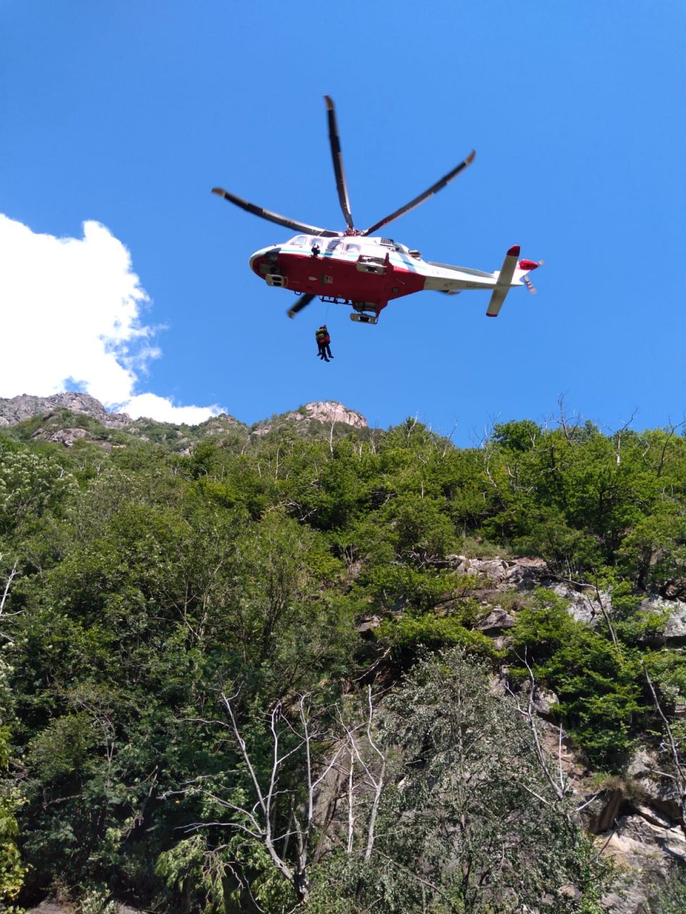 Scivola mentre fa canyoning: difficile intervento della squadra forre della XII Delegazione Canavesana del Corpo Nazionale del Soccorso Alpino sul rio Piantonetto, nel Comune di Locana.