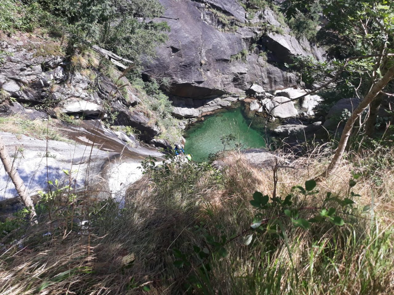 Scivola mentre fa canyoning: difficile intervento della squadra forre della XII Delegazione Canavesana del Corpo Nazionale del Soccorso Alpino sul rio Piantonetto, nel Comune di Locana.