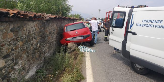 Malore alla guida, esce di strada e si schianta contro un muro