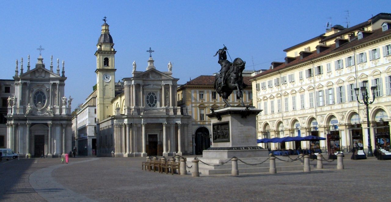 Sequestrata in piazza San Carlo sotto gli occhi dei passanti
