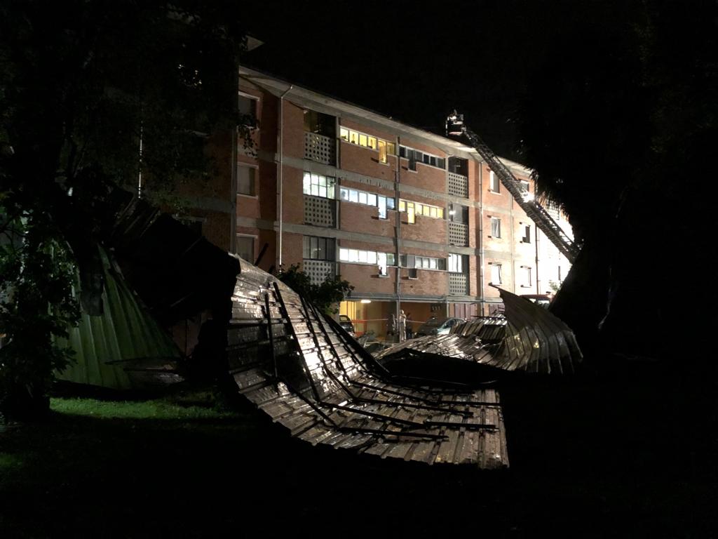 Temporali nella notte, tetti scoperchiati a Ivrea | VIDEO