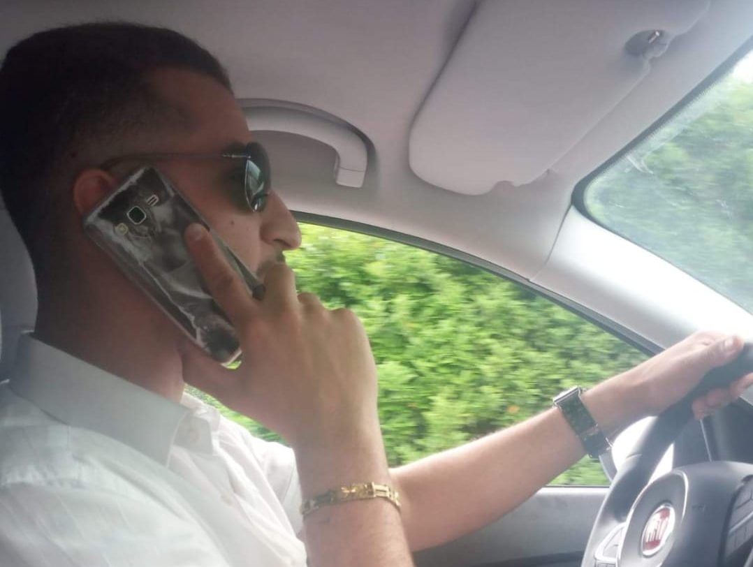 Consigliere comunale eporediese guida al cellulare