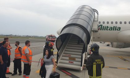 Incendio sull'aereo Torino-Roma, passeggeri evacuati | FOTO